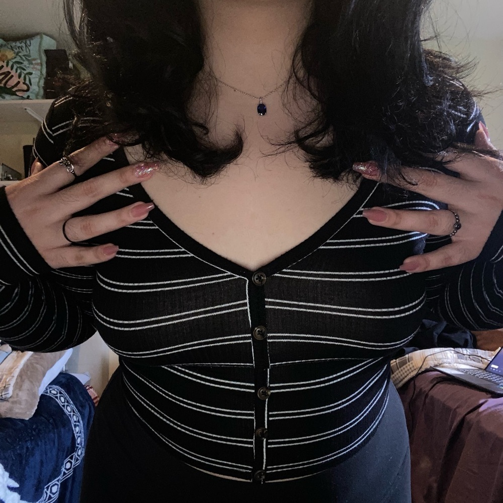 SOLD Striped Long Sleeve Crop Top 🖤🤍